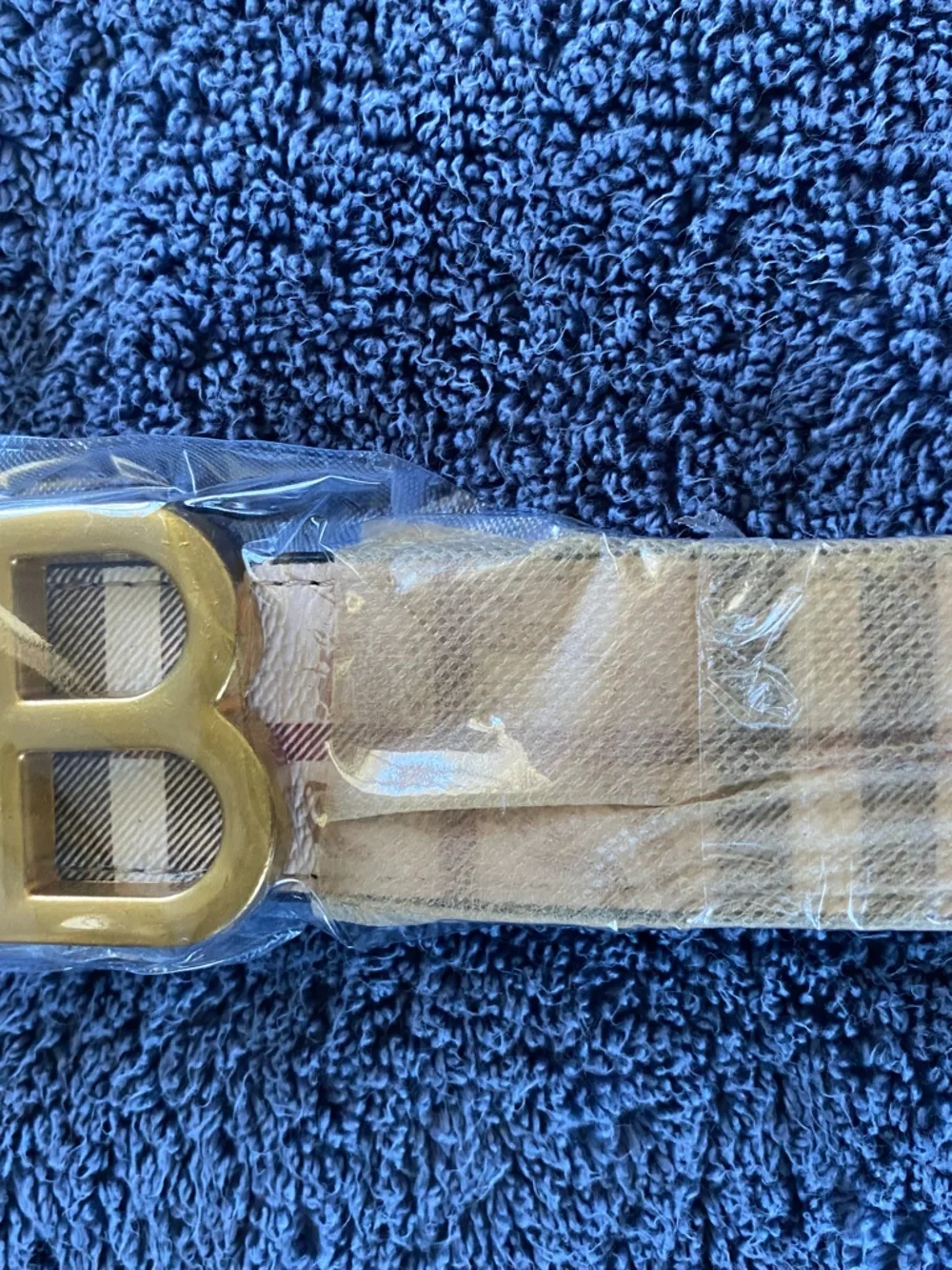 Flat/Matte Gold “B” Buckle on Reversible Burberry Belt. 115cm - Picture 3 of 9